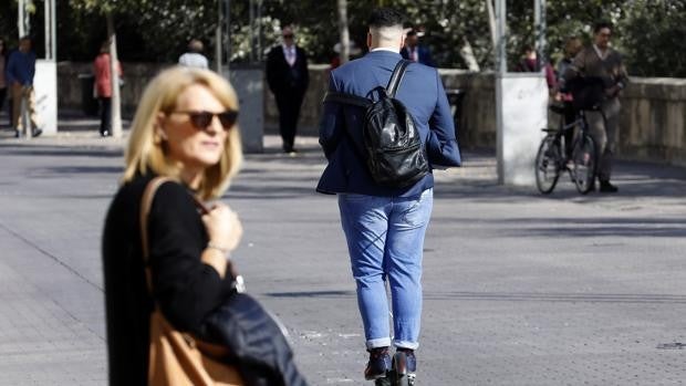 Muere un hombre en patinete eléctrico que chocó con un taxi en Barcelona