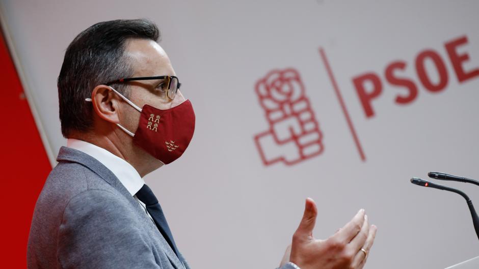El líder del PSOE murciano: «Hay que estirar el chicle de la corrupción»