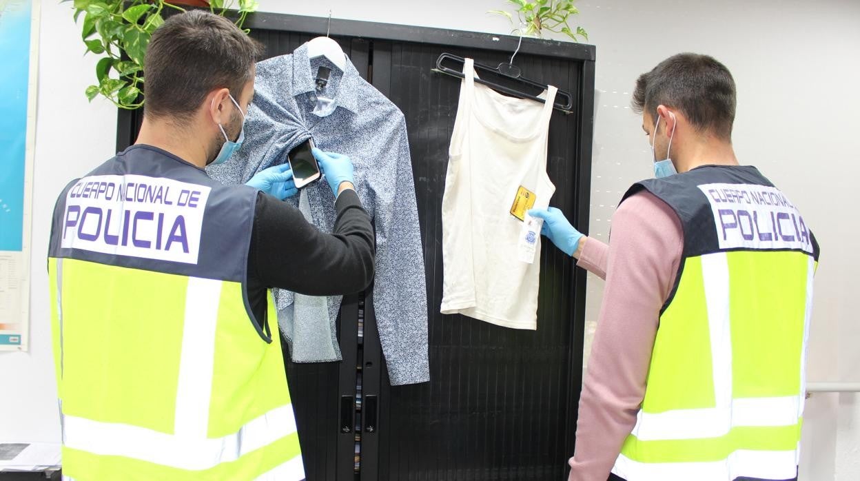 Dos agentes revisan la ropa y el móvil utilizado para copiar en el examen del carné de conducir