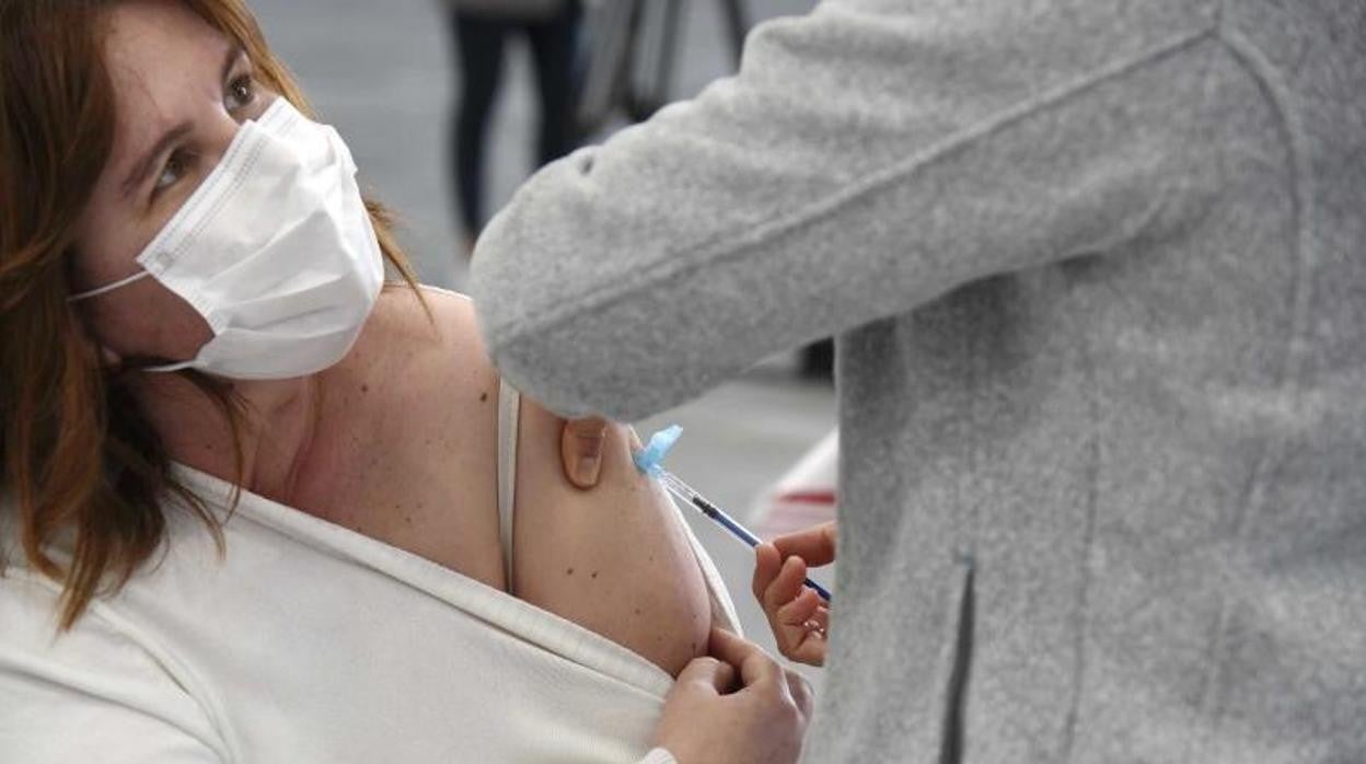 Una mujer recibiendo la vacuna de AstraZeneca