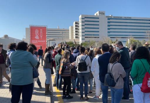 Imagen del personal de centros educativos esperando su turno en el hospital de campaña de La Fe de Valencia