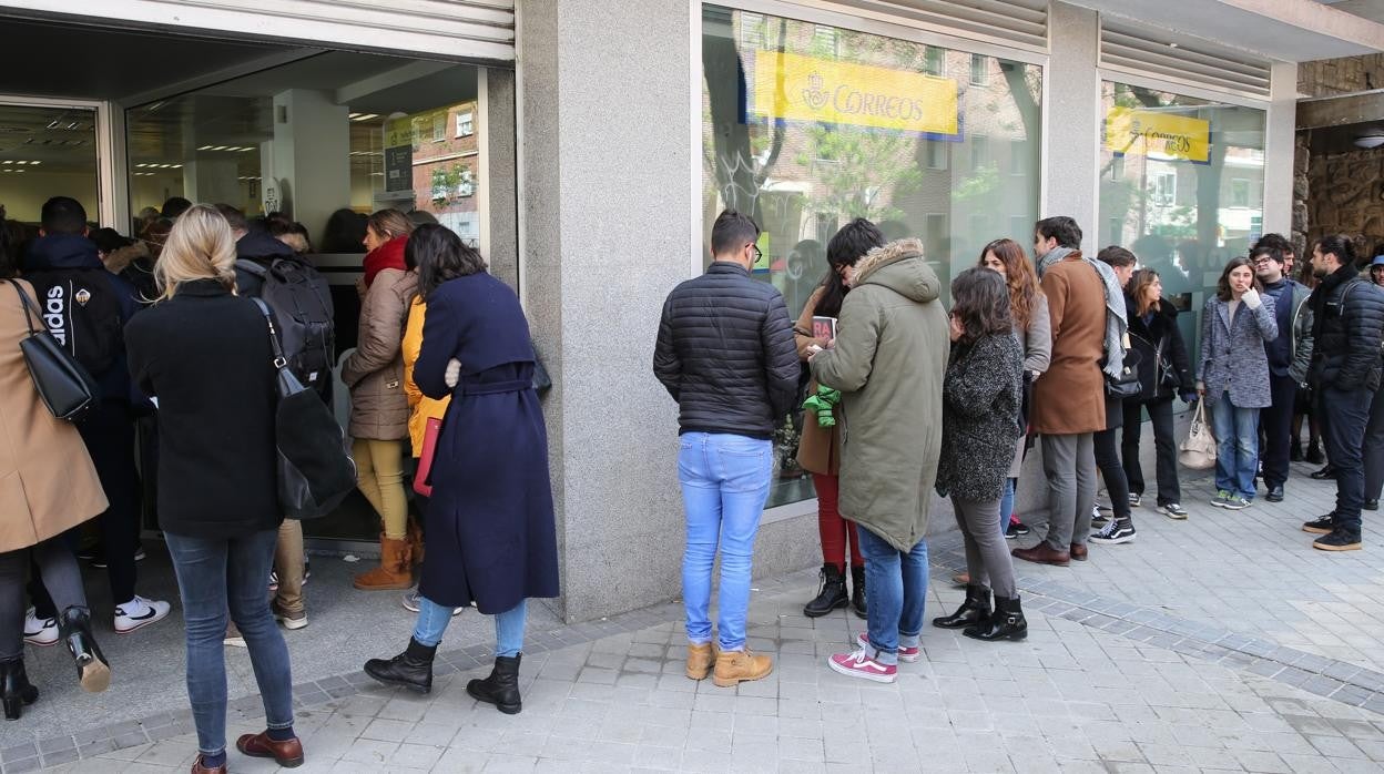 Colas en una oficina de Correos para las elecciones del 28-A