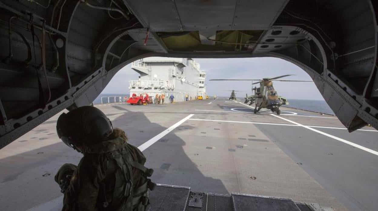 Helicópteros del Ejército español en el buque francés Dixmude en unas maniobras