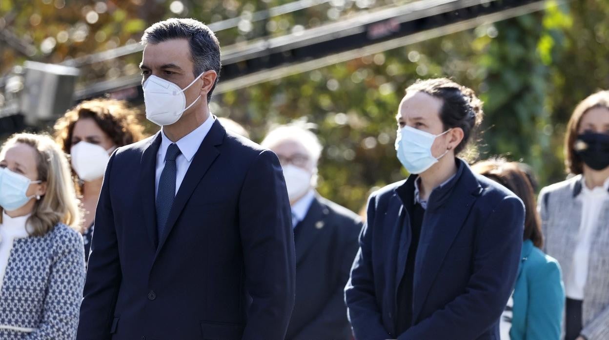 El presidente del Gobierno, Pedro Sánchez (i), y el líder de Podemos y exvicepresidente segundo y ministro de Derechos Sociales y Agenda 2030, Pablo Iglesias (d), durante el acto de Estado de reconocimiento y memoria a todas las víctimas del terrorismo,
