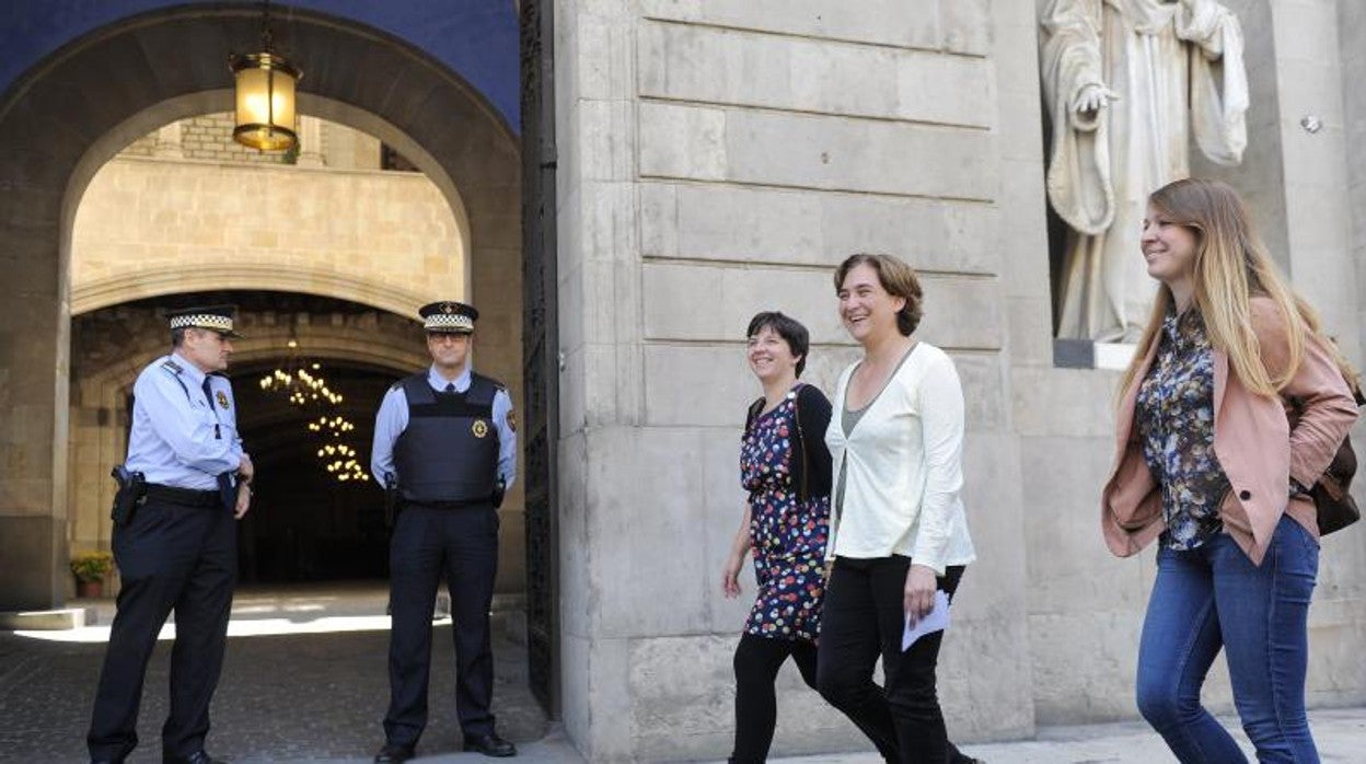 Laia Ortiz y Ada Colau ante el Ayuntamiento, en una imagen de 2015