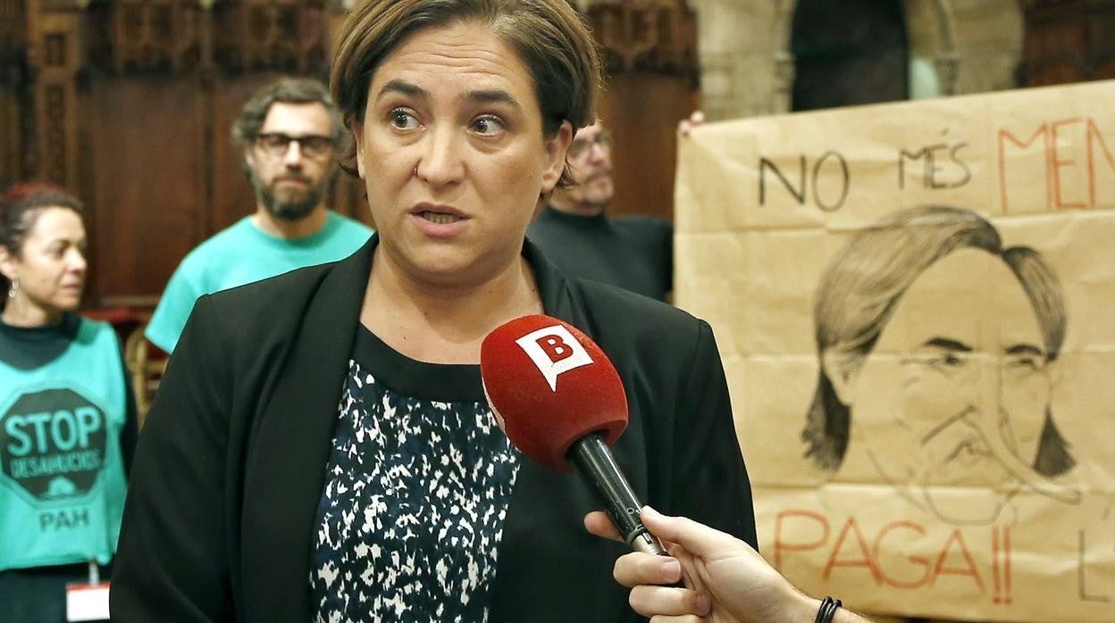 Laia Ortiz y Ada Colau ante el Ayuntamiento de Barcelona en 2015