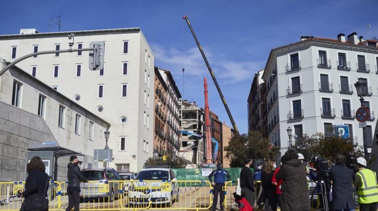 Una grúa ejecuta tareas de derribo en el edificio parroquial de la calle de Toledo