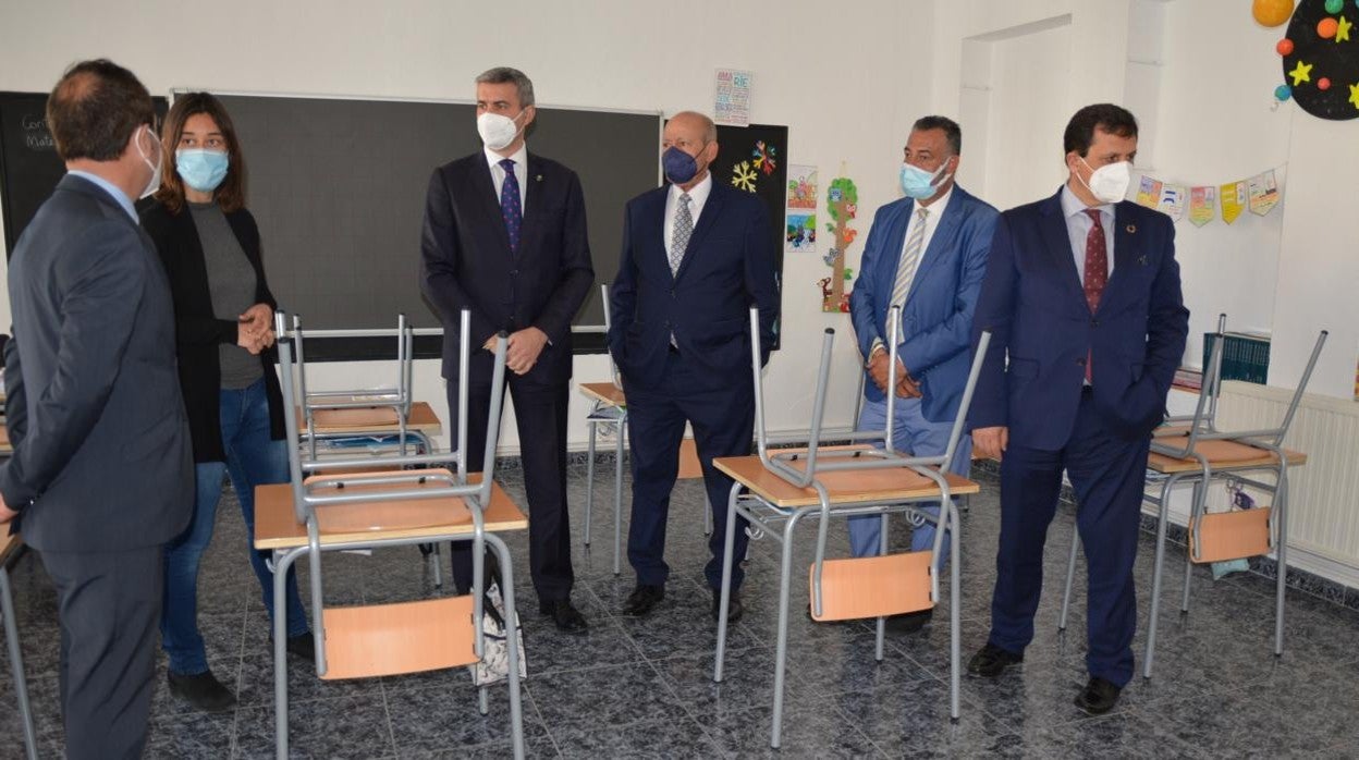 Gutiérrez (segundo por la izquierda) junto al alcalde Ángel De Vega, en la entrada del colegio