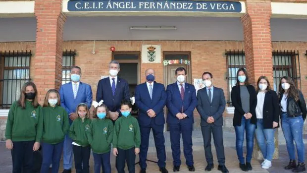Álvaro Gutiérrez visita el colegio de Cabañas de Yepes, reabierto tras 41 años