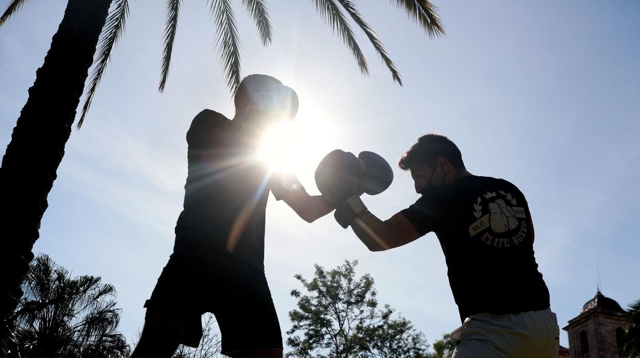 Imagen de archivo de dos hombres practicando boxeo al aire libre en la ciudad de Valencia