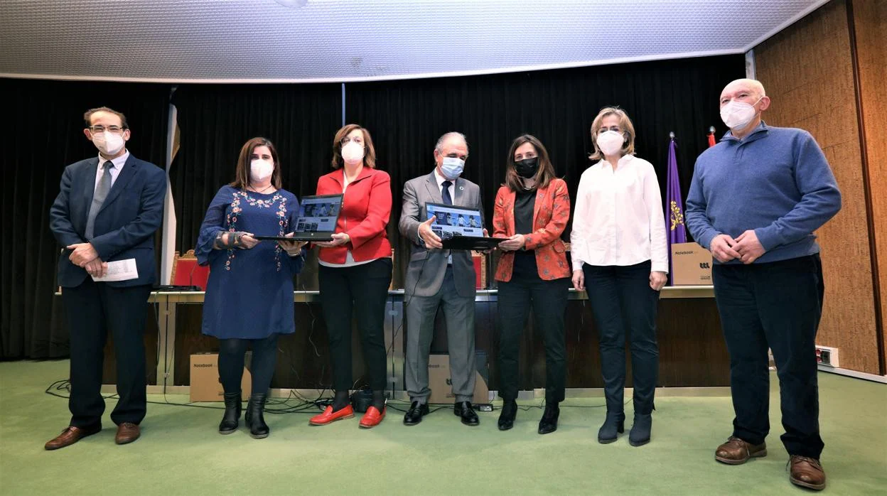 La Diputación de Palencia entrega 85 portátiles para que alumnos del medio rural sin medios