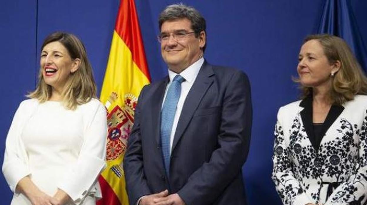 La ministra de Trabajo, Yolanda Díaz, junto a José Luis Escrivá y Nadia Calviño