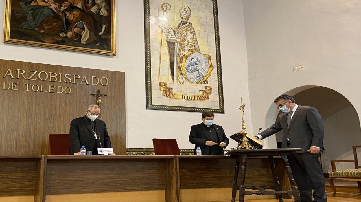 Momento del juramento del cargo en el Salón de Concilios del Arzobispado