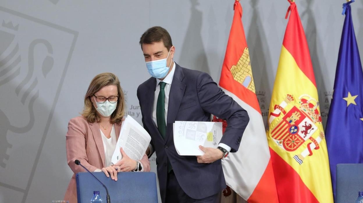 Ángel Ibáñez, junto a Elena Álvarez y Paloma Rivero, ayer durante la presentación del nuevo decreto