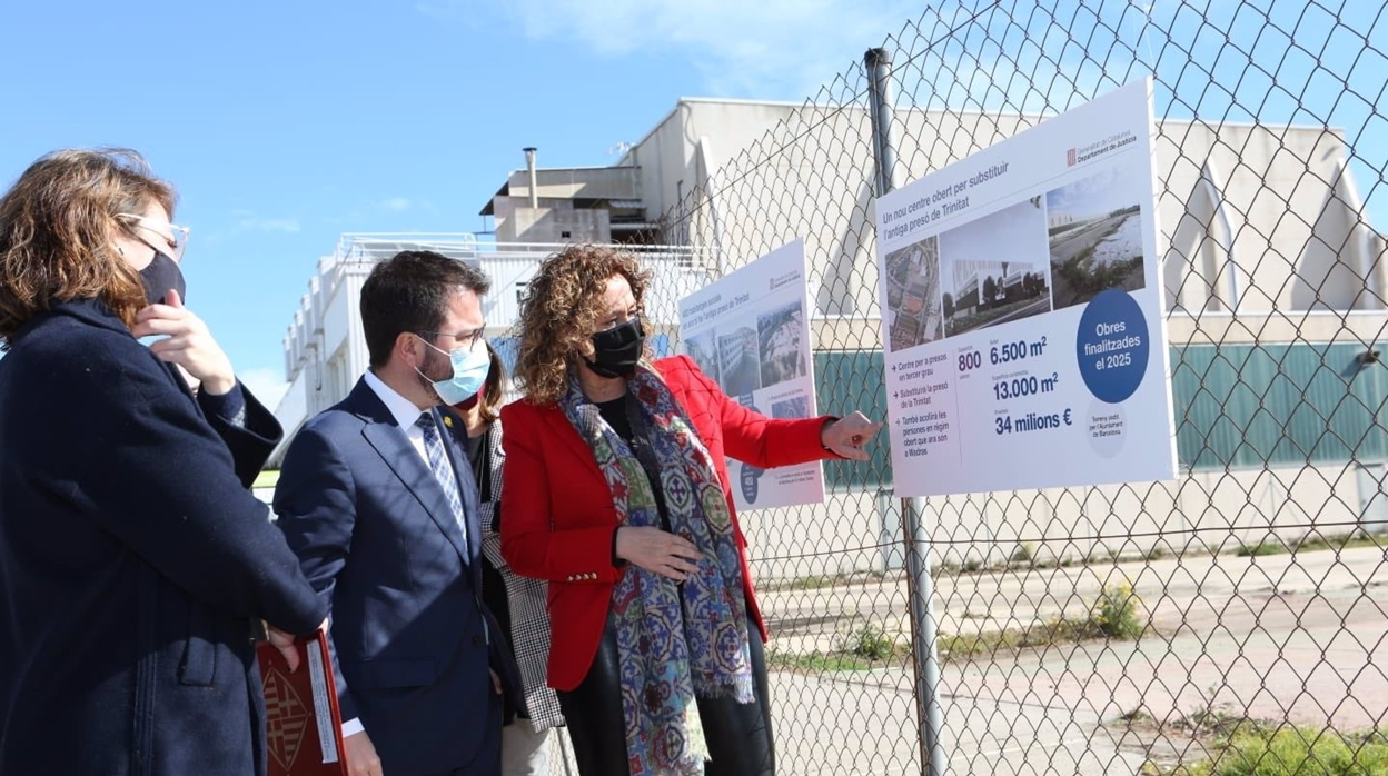 La teniente de alcalde de Barcelona Janet Sanz, el presidente del Govern en funciones, Pere Aragonès, y la consejera de Justicia en funciones, Ester Capella