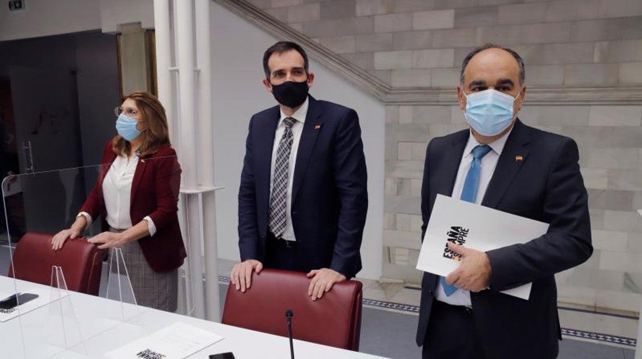 Los tres diputados expulsados de Vox, Mabel Campuzano, Juan José Liarte y Francisco Carerra, ayer en la Asamblea de Murcia/ Intercambio de acusaciones de corrupción en el debate de la moción de Murcia