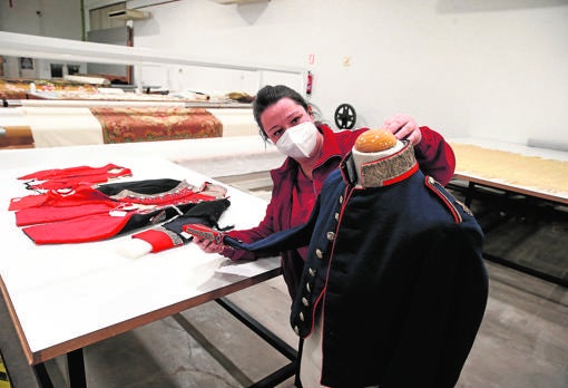 Un traje de alabardero dañado por las polillas que será restaurado