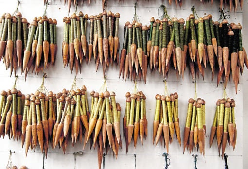 Las canillas con los hilos de distintos colores