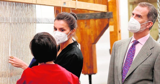 Los Reyes se interesan por el telar en una visita a la Real Fábrica de Tapices, ayer