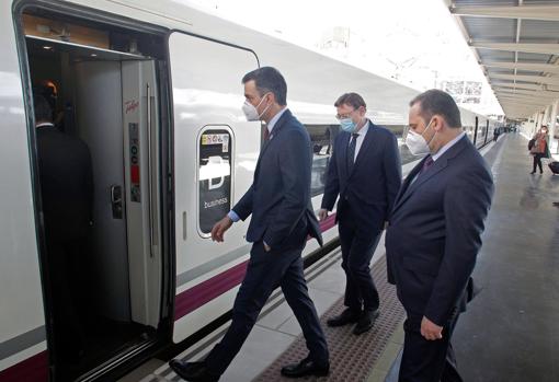 Imagen de Sánchez, Ábalos y Puig tomada en la estación de Alicante