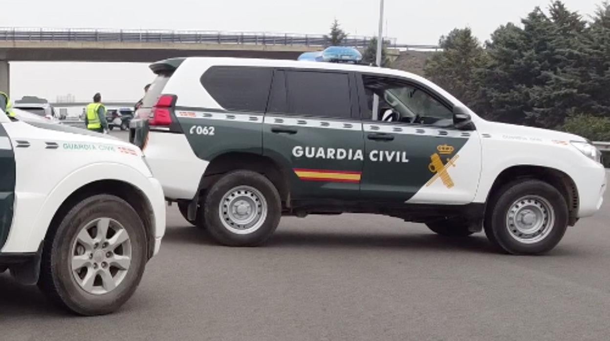 Imagen de archivo de patrullas de la Guardia Civil en un control de carreteras