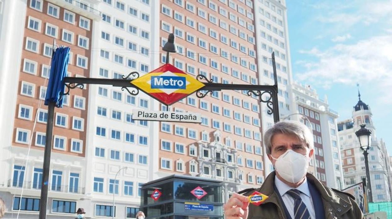 Ángel Garrido, a las puertas del Metro de Plaza de España durante una acción por el Día de la Hispanidad