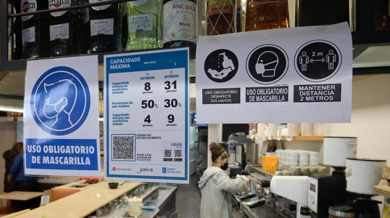 Un local de hostelería con los carteles y el código QR