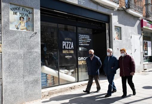 Las cerámicas centenarias de la avenida de la Albufera, 33 halladas en una falsa pared ya restauradas