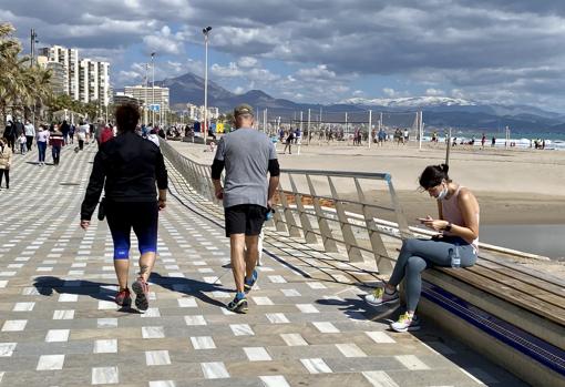 Imagen tomada este domingo en la playa de San Juan de Alicante