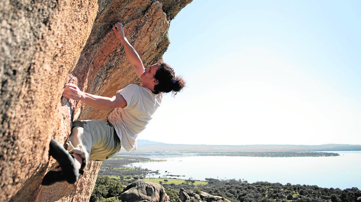 Un joven escala en La Pedriza