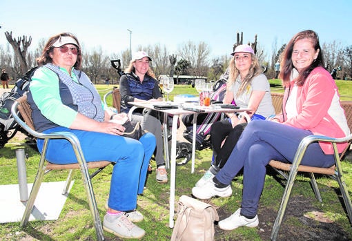 Teresa y sus amigas practican golf en un club