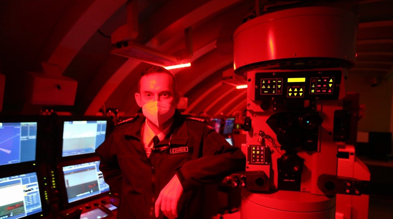 El capitán de navío Ernesto Zarco se apoya en el periscopio del simulador Simtac del submarino S-80
