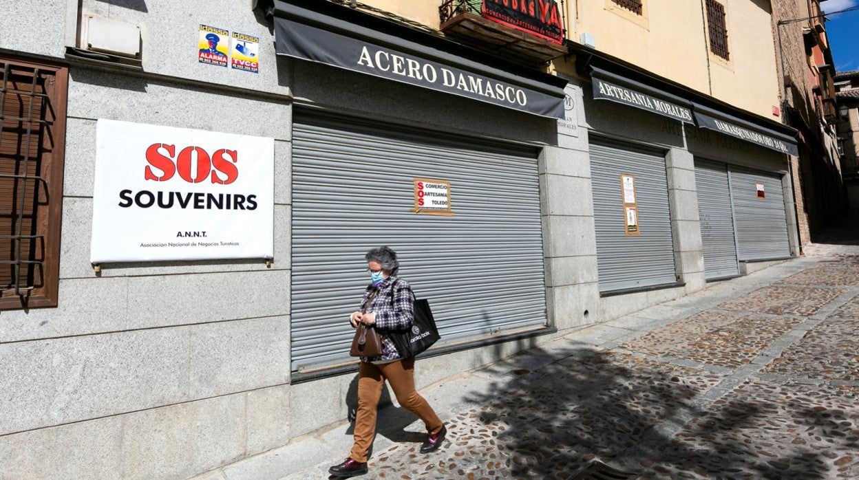 Un negocio de productos artesanos y turísticos cerrado en Toledo, uno de los sectores afectados