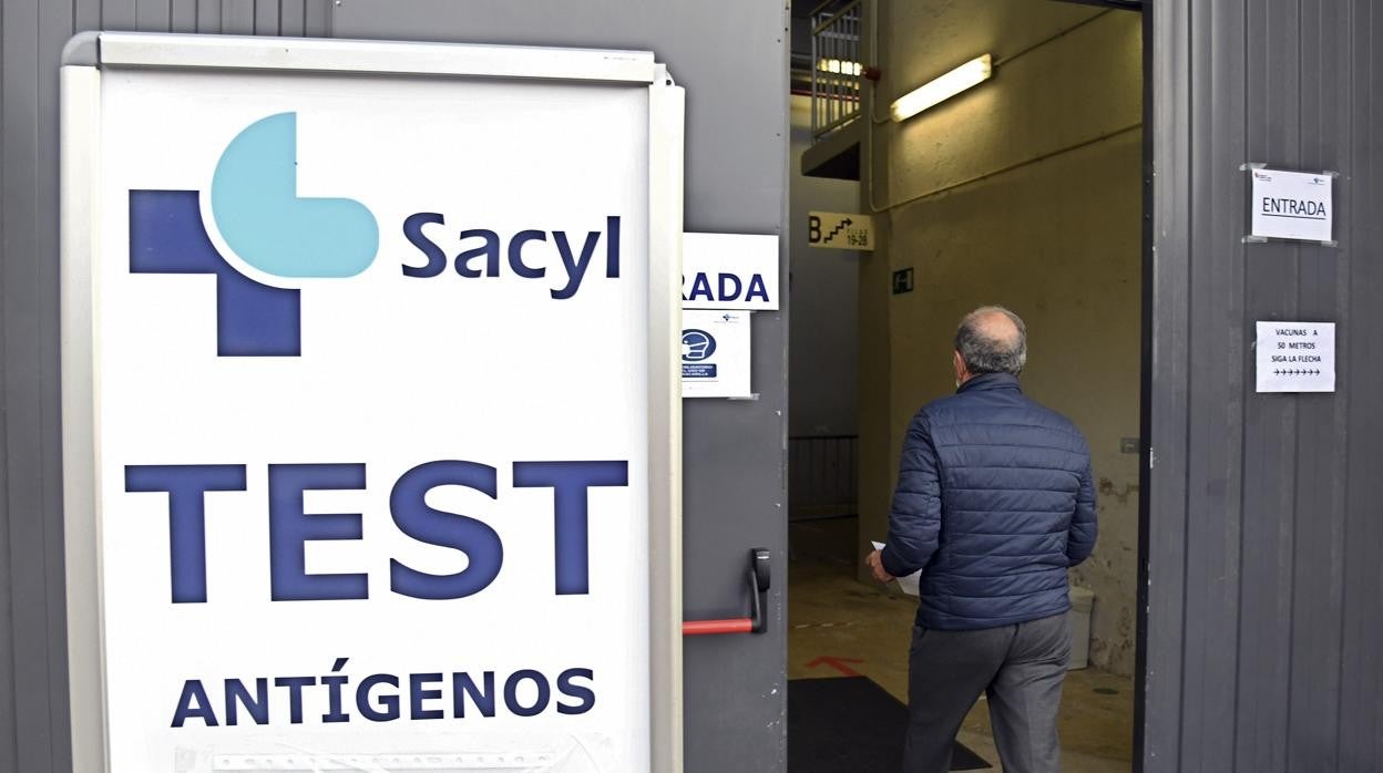 Castilla y León registra solo dos muertes, pero más de cien nuevos positivos pese al «efecto fin de semana»