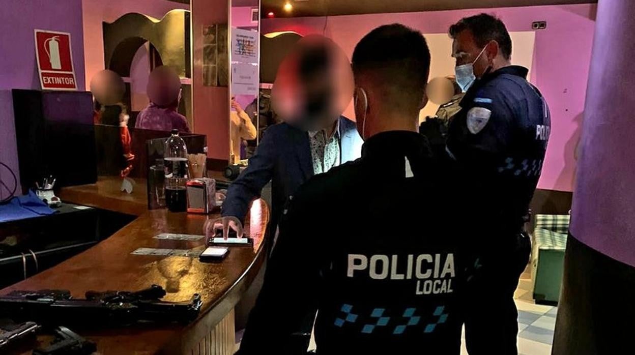 Agentes de la Policía Local de Toledo en el interior del local