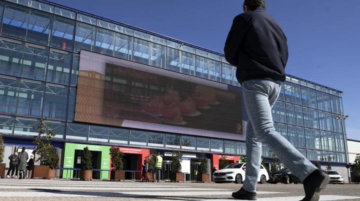 Una persona camina por las inmediaciones de Ifema A para participar en la ceremonia inaugural de HIP, este lunes