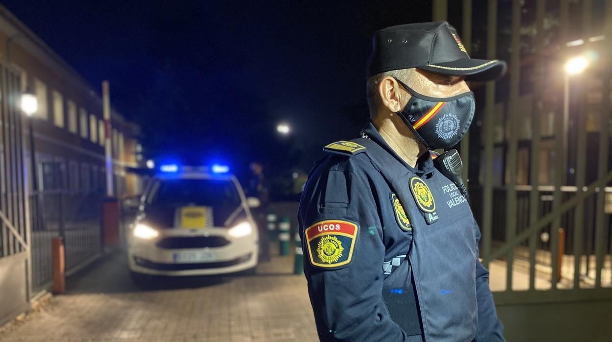 La grúa se lleva un coche de la comitiva de Quim Torra mal aparcado en Valencia