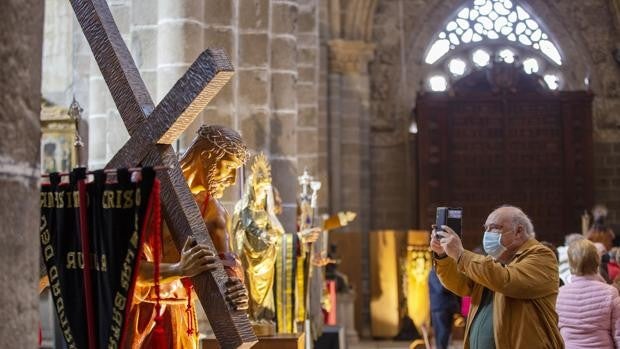 La Semana Santa tendrá actos bajo aforo, siempre con mascarilla y sin «muestras físicas de devoción»