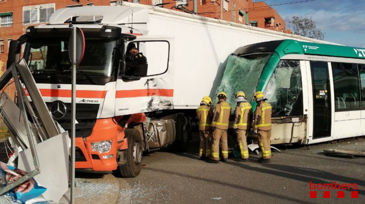 Un choque entre un tranvía y un tráiler deja tres heridos en Sant Adrià del Besós