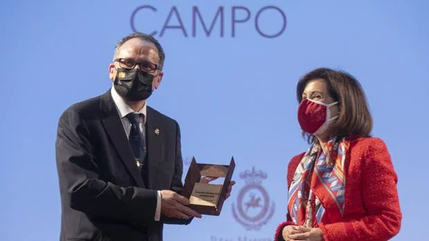 El humorista gráfico de ABC, José María Nieto, recibe un Premio Sabino Fernández Campos por su viñetas sobre el Ejército