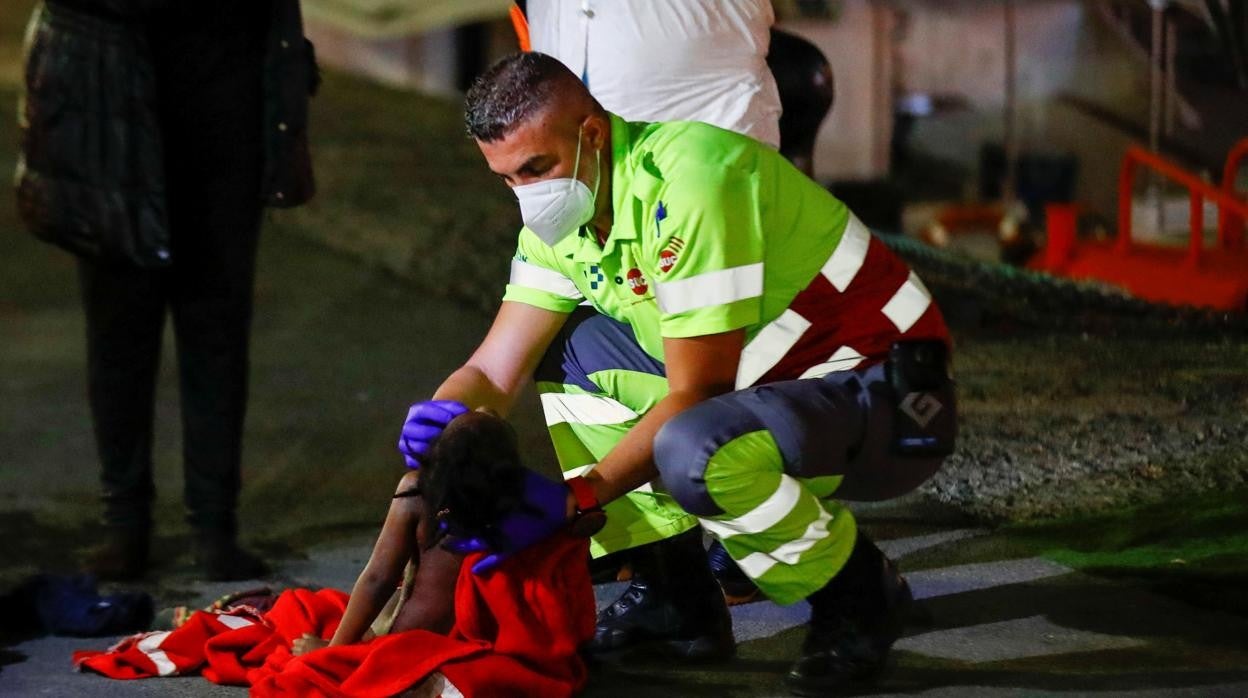 Nabody, nombre no real de la niña, fue reanimada a su llegada al muelle de Arguineguín en Canarias