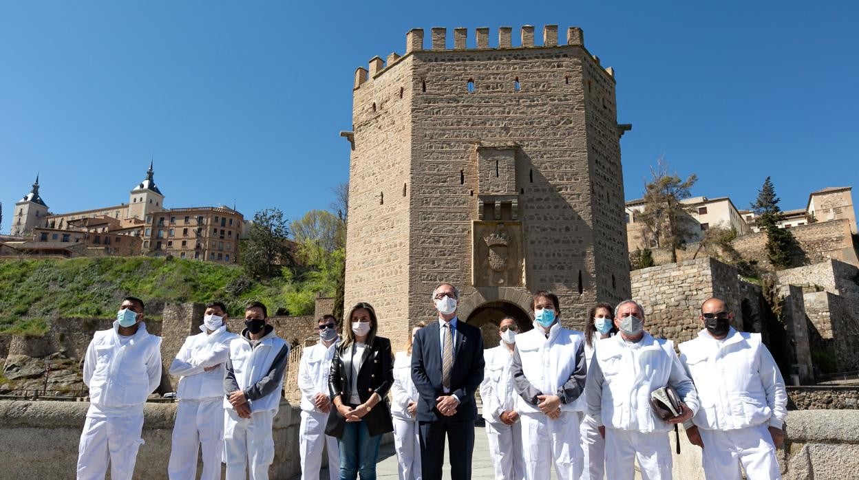 Milagros Tolón y José Guirao junt a los alumnos que participarán en la restauración del Torreón del Puente de Alcántara