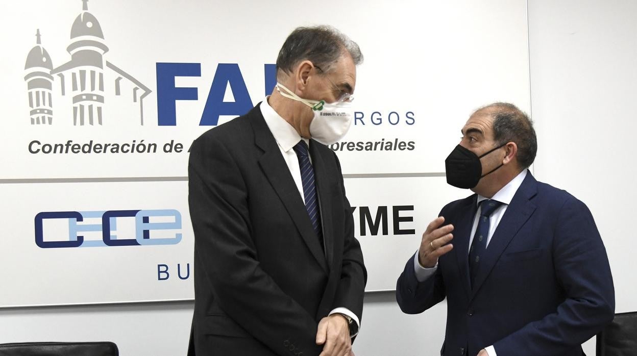 El presidente de ATA, Lorenzo Amor (derecha), junto con el presidente de FAE, Miguel Ángel Benavente, durante la rueda de prensa ofrecida esta semana en Burgos