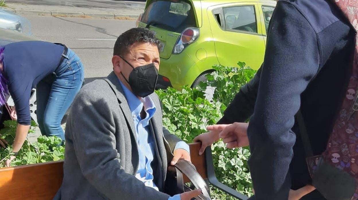 El carterista, retenido por Armando hasta que llegó la policía