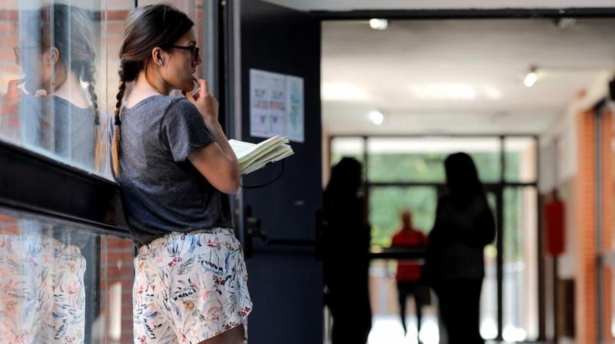 Una aspirante a oposiciones en una prueba antes de la pandemia en Valencia