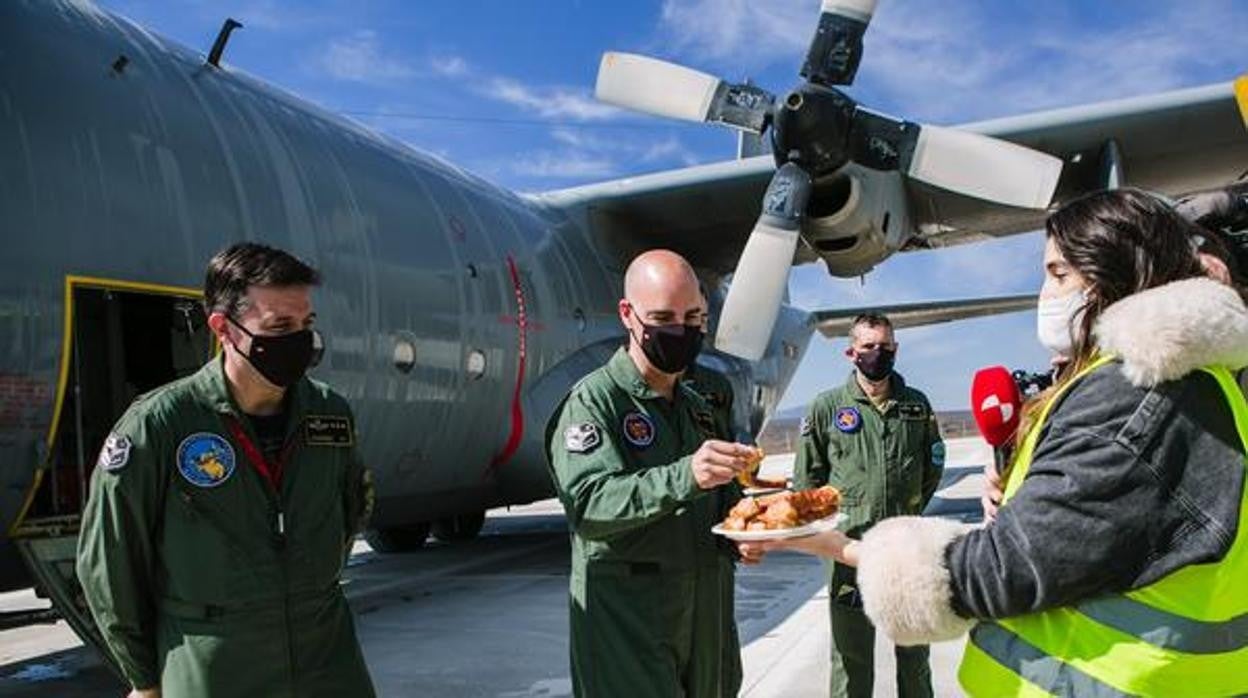 Los pilotos este viernes degustando unos torreznos