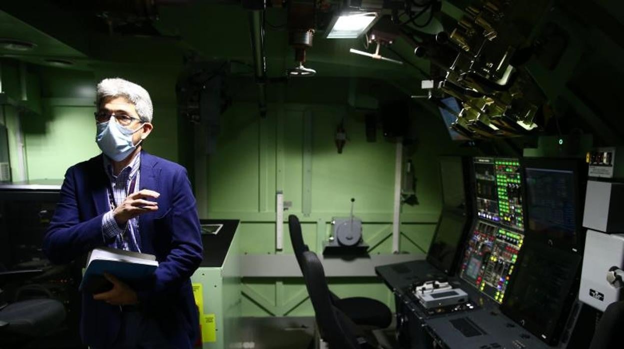 Juan Francisco Zapalana, responsable de Sistemas Integrados de Navantia, junto a uno de los simuladores de control de plataforma ideado por Navantia