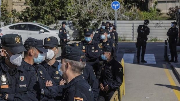 Sindicatos policiales denuncian que la Generalitat no vacuna a los agentes del CNP