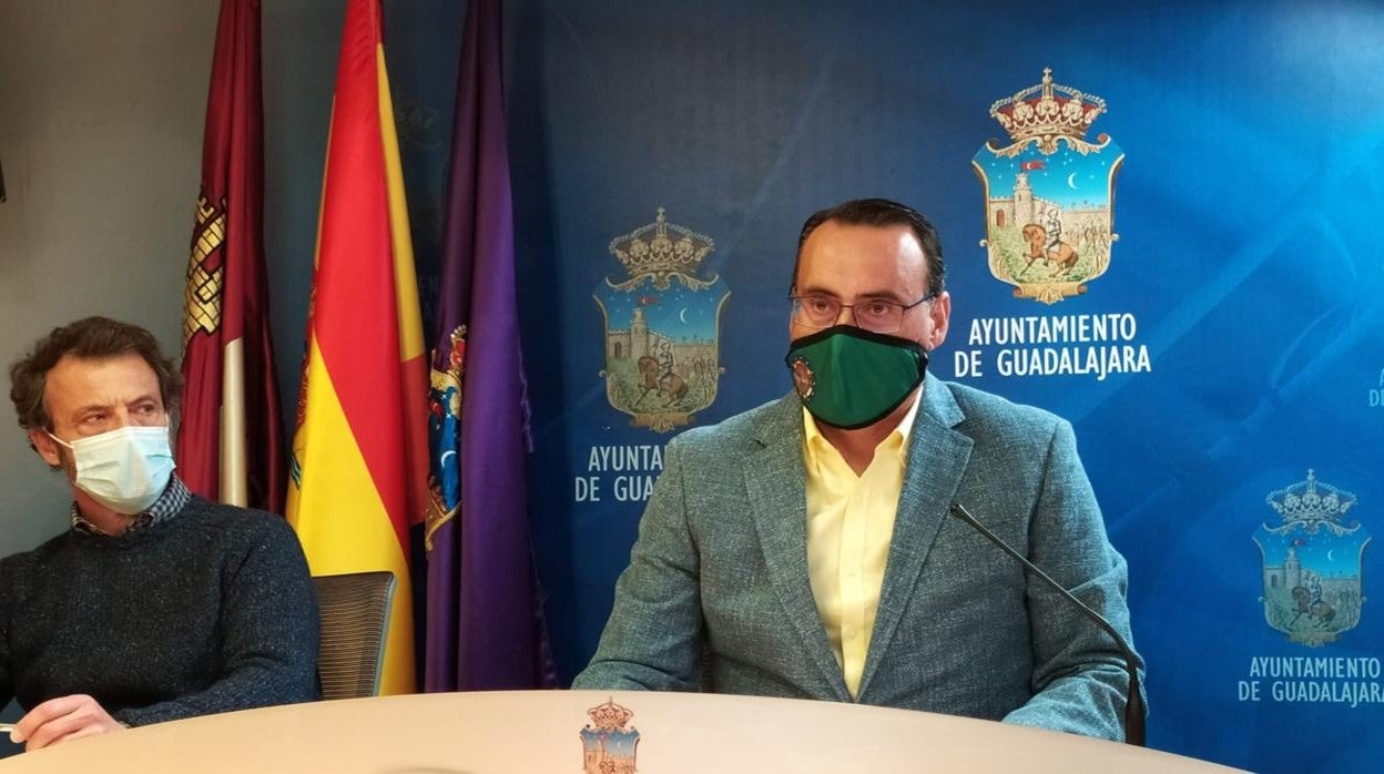 Antonio de Miguel, portavoz de Vox en el Ayuntamiento de Guadalajara (a la derecha)