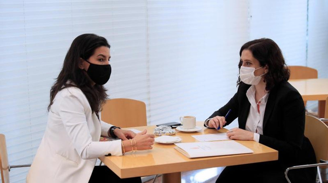 La portavoz de Vox, Rocío Monasterio, y la presidenta de la Comunidad de Madrid, Isabel Díaz Ayuso